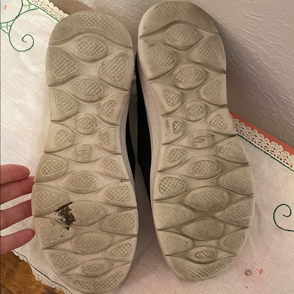 🚷🚷🚷BOGOHO 🚷🚷🚷Skechers Go Walk Women's Black Slip-On Sneakers - Picture 6 of 9